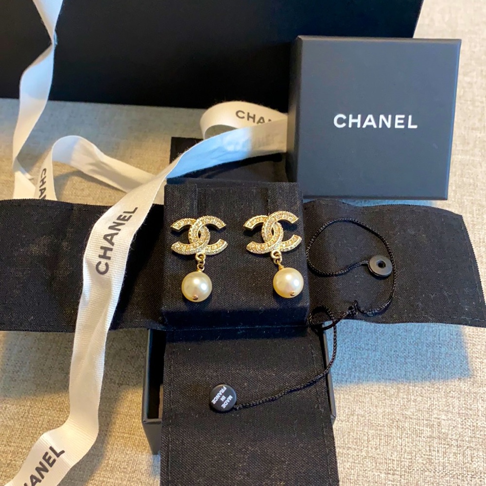 authentich chanel earrings in excellent condition